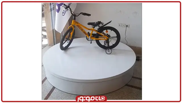 نمایش دوچرخه روی ویترین گردان